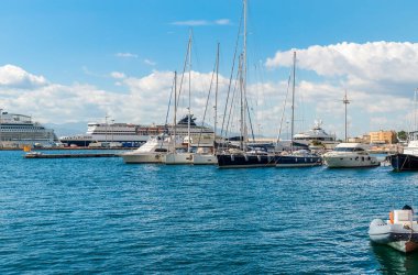 Tekneler ve yolcu gemileri Cagliari, Sardinya, İtalya limanına yanaştı..