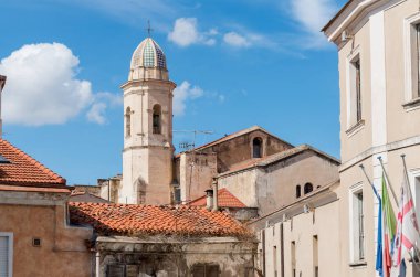 Sassari, Sardunya, İtalya 'nın tarihi merkezindeki Sant Apollinare Kilisesi' nin çan kulesinin manzarası