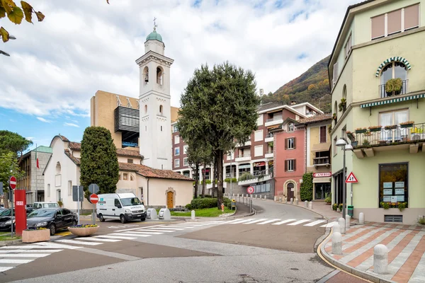 El pueblo de Campione d 'Italia en el lago lugano — Foto de Stock