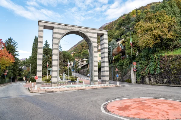 Het dorp van campione d'italia op meer van lugano. — Stockfoto