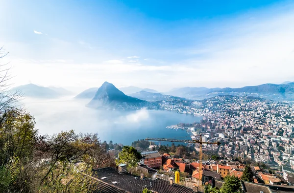 Панорамним видом на озеро Lugano — стокове фото