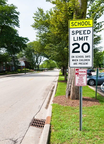 Shool sinal limite de velocidade da zona — Fotografia de Stock