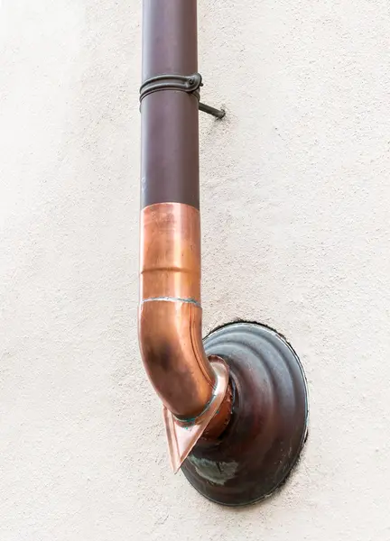 Tubo de agua de cobre exterior —  Fotos de Stock