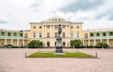 İmparator Paul anıt Meydanı Pavlovsk Sarayı üzerinde