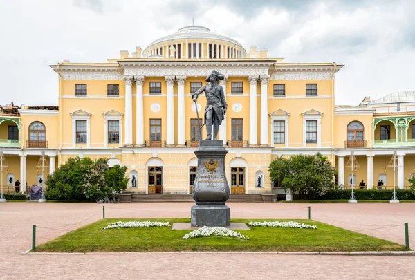 Monumento all'imperatore Paolo I sulla piazza del Palazzo Pavlovsk — Foto Stock