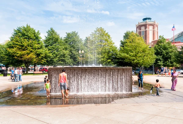 Children playing with fountain — Stock Photo, Image