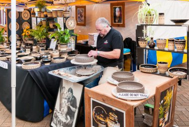 Usta seramik kaplar üreten