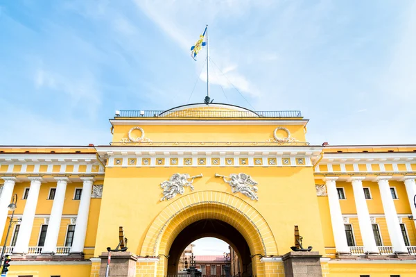 Facade of Admiralty building in Saint-Petersburg — Stock Photo, Image