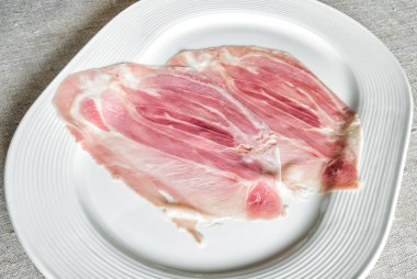 Jambon beyaz plaka üzerinde