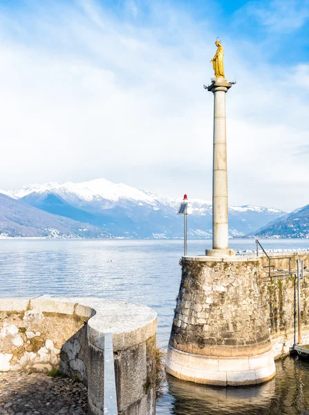 Luino、イタリアの港の壁 — ストック写真