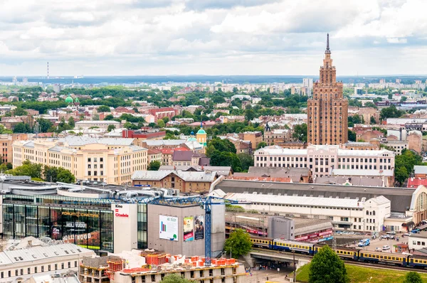 Riga, Letonya bilim ile panoramik manzaralı. — Stok fotoğraf