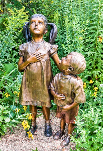 Velikosti dítěte soch umělce James Haire s názvem: pro které stojí — Stock fotografie