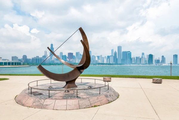 Escultura de bronce situada en el lago Michigan frente al lago fuera del Planetario Adler . — Foto de Stock