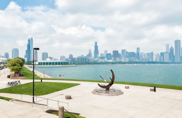 Escultura de bronce situada en el lago Michigan frente al lago fuera del Planetario Adler . — Foto de Stock