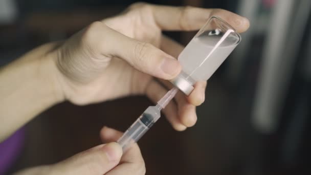 Voorbereiding Van Een Injectiespuit Voor Vaccinatie — Stockvideo