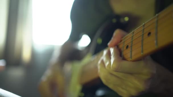 Ein Mann Spielt Gitarre Einem Raum Mit Buntem Licht — Stockvideo