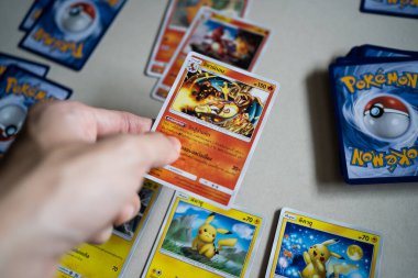 Bangkok, Tayland - 27 Ocak 2021: Pokemon Ticaret Kartı oynayan bir adam.
