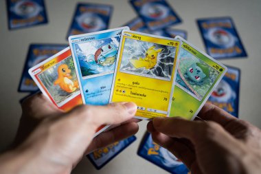 Bangkok, Tayland - 27 Ocak 2021: Pokemon Ticaret Kartı oynayan bir adam.