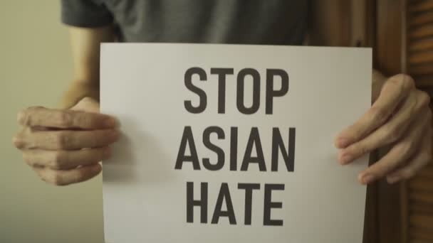 Mężczyzna Trzymający Znak Stop Azjatyckiej Nienawiści — Wideo stockowe