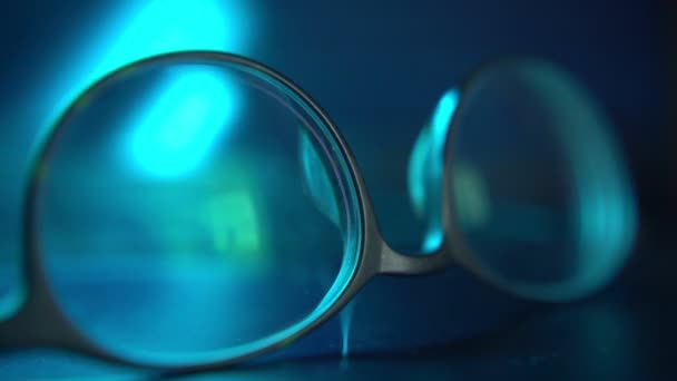 Zbliżenie Okularów Niebieskim Światłem — Wideo stockowe