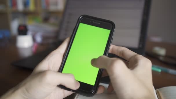 Swiping Smartphone Chroma Green Screen — Stock video
