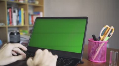 Krom yeşil ekranlı dizüstü bilgisayar kullanılıyor