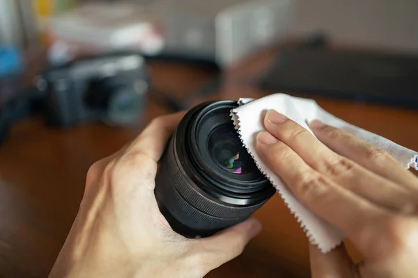 Torka Kameralinsen Med Mikrofiberduk — Stockfoto