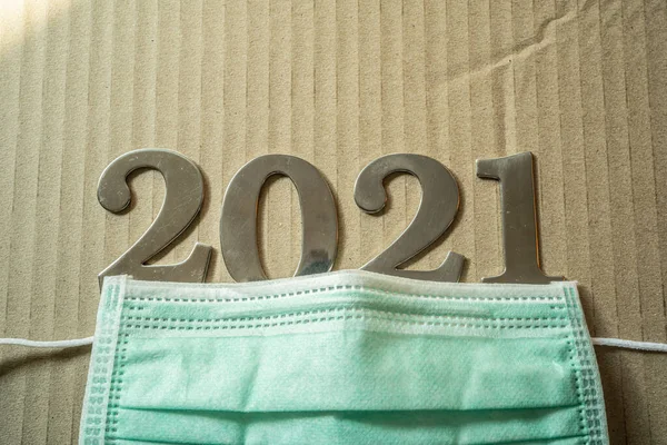 2021 yüz maskesi altında