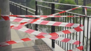 Yasak bölgeye giden yolu tıkamak için kırmızı ve beyaz bant kullanıldı