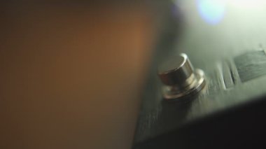 Gitar pedalı düğmesine başparmak ile basılıyor