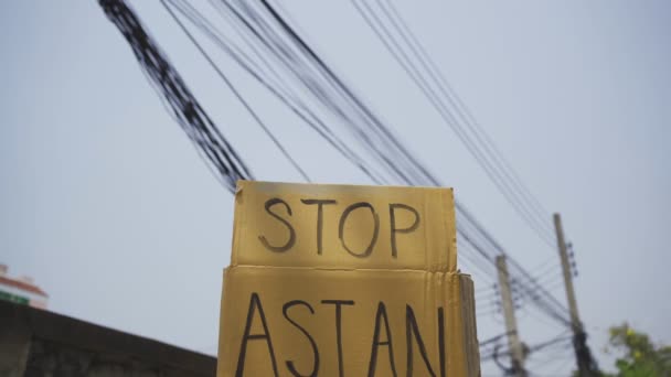 Ein Mann Mit Einem Stopp Des Asiatischen Hasses — Stockvideo