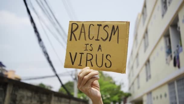 Ein Mann Mit Rassismus Ist Ein Virus Zeichen — Stockvideo