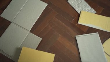 Dur Asya Nefreti bir karton üzerine yazılmıştı.