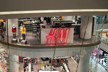 Bangkok, Tayland - 2 Mart 2019 Dükkanın önündeki H ve M logosu.