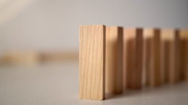 Düşen tahta dominolar beyaz masada