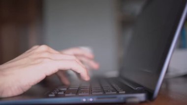 Dizüstü bilgisayarda çalışırken su içmek