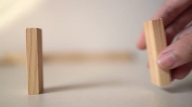 Bir masaya domino taşı.