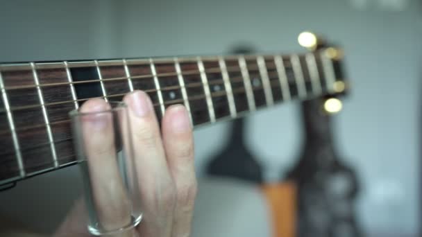 Spela Gitarr Med Glasskiva — Stockvideo