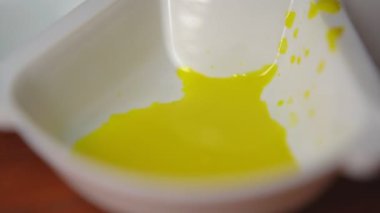 Boya fırçasını sarı bir suluboya rengine batırmak