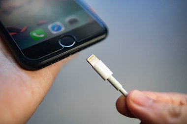 Bangkok, Tayland - 2 Nisan 2021: iPhone 7 'yi yıldırım kablosuyla şarj etmek.