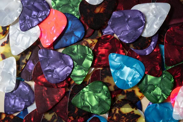 Renkli plastik gitar seçimleri arka plan.