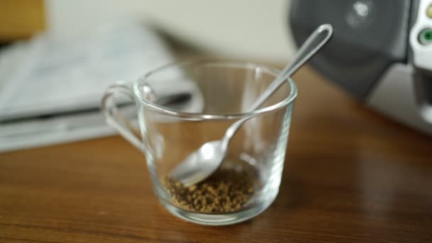 Zrób Filiżankę Kawy Rozpuszczalną Kawą Ciepłą Wodą — Wideo stockowe
