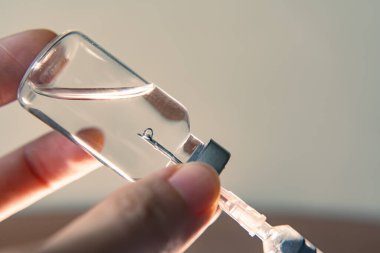 Aşı tüpü ve şırınga iğnesini yakın çekim