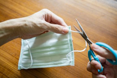 Yüz maskesi kayışını kesmeden önce yaban hayatının yüz maskesi kayışlarına takılmasını önlemeliyiz..