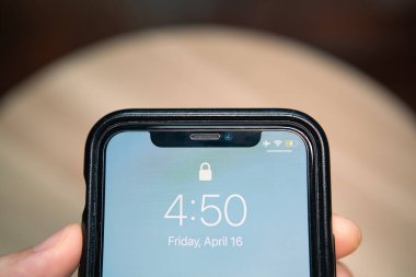 Bangkok, Tayland - 16 Nisan 2021: iPhone 11 Pro 'daki çentiğin yakın çekimi.