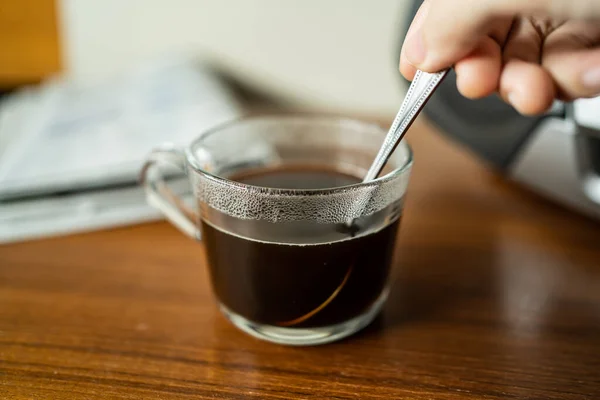 Çay kaşığıyla kahve karıştırmak.