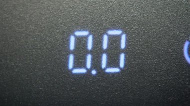 Ekranda 5.5 gram gösteren bir dijital ölçek. 5.5 Mayıs anlamına geliyor..