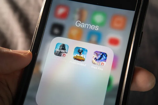 Bangkok, Tayland - 17 Nisan 2021: iPhone 7, Call of Duty mobil, PUBG mobil ve Free Fire gibi popüler çekim oyunlarıyla ekranını gösteriyor.