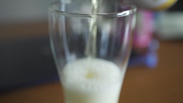 往杯子里倒泡沫啤酒 — 图库视频影像