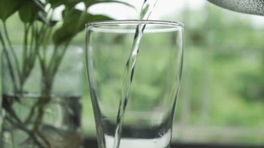 Bir bardağa su dök.